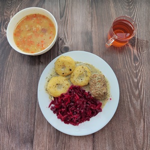 Dieta podstawowa Żurek z ziemniakami Fasolka po bretońsku Chleb mieszany pszenno-żytni Surówka z pora z jabłkiem Kompot owocowy z jabłkami